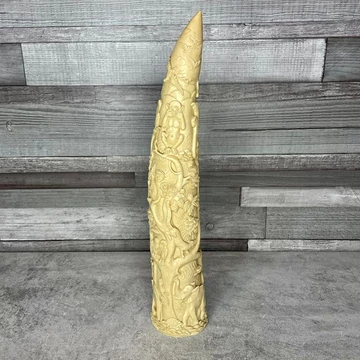 Faragott agyar szerű dísztárgy állat mintázattal