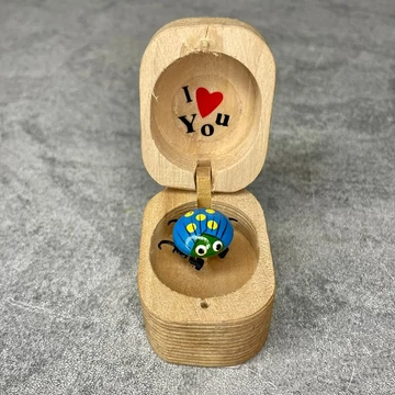 Retro fa katicás doboz faragóval