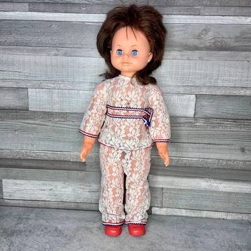 Retro barna hajú baba játék