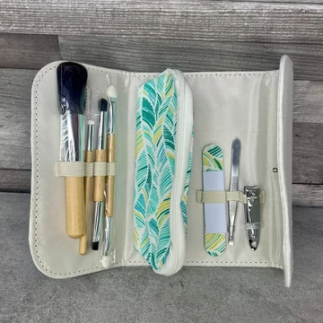Törtfehér kozmetikai táska sminkkészlettel, manikűr szettel