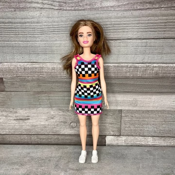 Mattel Barbie baba kockás ruhában sneaker cipőben