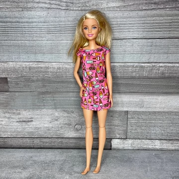 Barbie Doggy Daycare fagyimintás ruhájú baba, játék