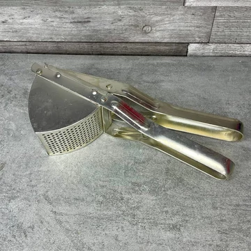 Retro fém krumplinyomó