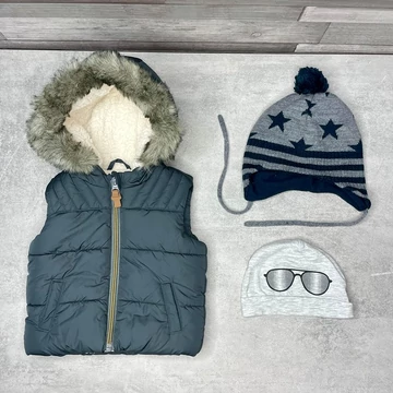 F&amp;F Little Ones szürke bundás mellény két sapkával szett 3 hó