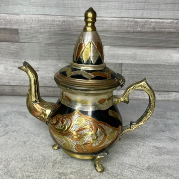 Antik Keleti réz kancsó egyedi díszítéssel