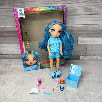 Skyler Bradshaw Rainbow High kék pizsamás játék baba szett