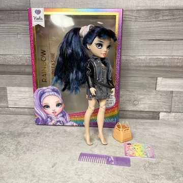 Rainbow High Viola farmerruhás lány játék baba szett