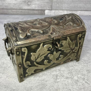 Antik stílusú domornyomott fém kincsesláda
