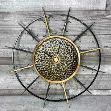 Vintage stílusú kovácsoltvas falióra réz díszítéssel