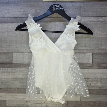 Shein fehér ujjatlan csipkés baba body, 98