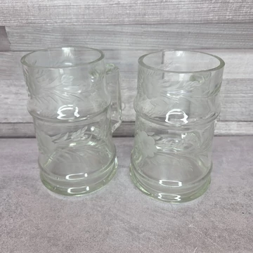 Csiszolt virágmintával díszített üveg söröskorsó szett