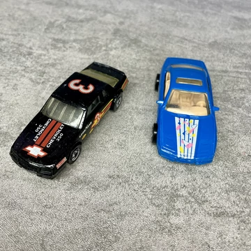 Hot Wheels 1988 fekete Chevrolet 350; kék 1990 autó szett