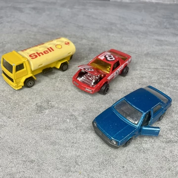 Majorette piros Pontiac Turbo Racing, Kék Renault 1985 Renault 25; Sárga Ford Shell töltőkocsi szett