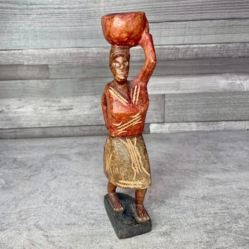 Faragott kézműves kosarat egyensúlyozó nő fa szobor