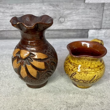 Korondi barna mini váza, Hajdúszoboszló barna mini kerámia kancsó szett