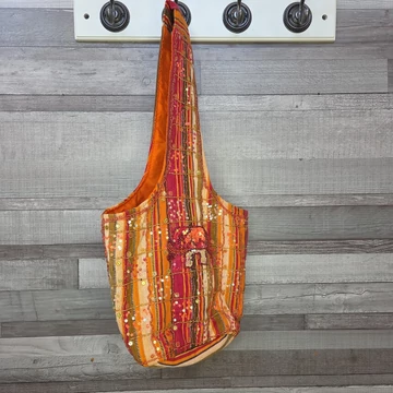 Szőttes női válltáska flitterekkel, gyöngyökkel