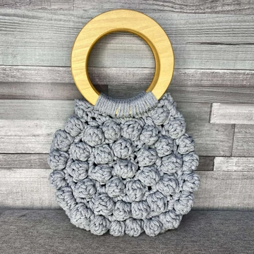 Kézműves horgolt táska fa fogantyúval