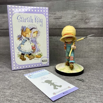 Sarah Kay Kisfiú vasvillával figura
