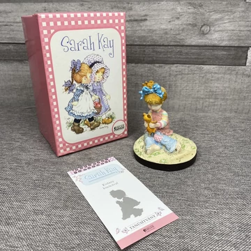 Sarah Kay Kislány kiscicával figura