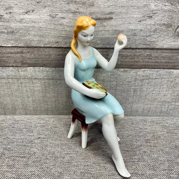 Hollóháza Hungary, Hollóházi almás fiatal ülő hölgy porcelán figura