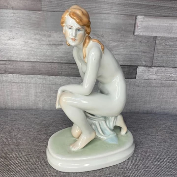 Zsolnay porcelán térdelő női akt figura