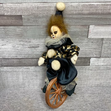 Biciklis porcelán bohóc figura
