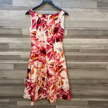 Maggy London virágos A-vonalú alkalmi ruha 34