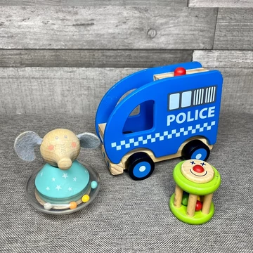 Fa rendőrautó színes fa játékokkal 3 db-s szett