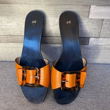 H&amp;amp;M barna csatos papucs 41