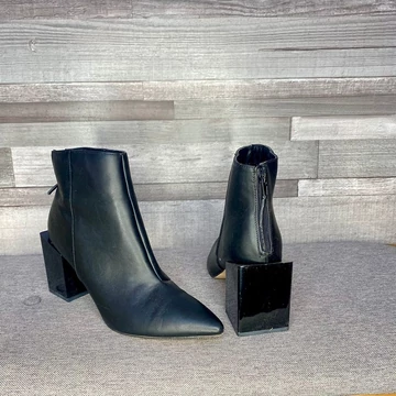 Reserved extravagáns magassarkú bokacsizma 41