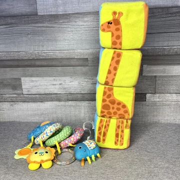 Plüss építőkocka, babakocsira rakható játék csörgő