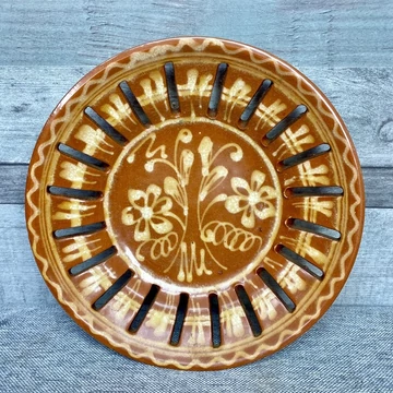 Áttört virágmintás kerámia majolika fali dísztányér