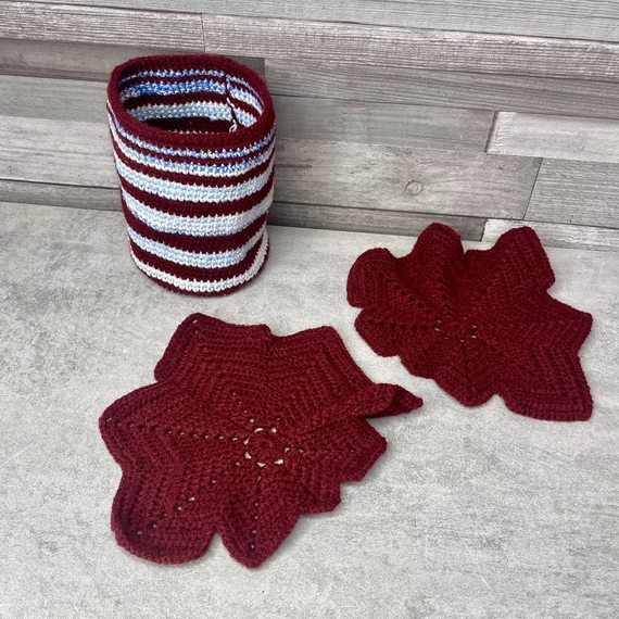 Kézműves horgolt tároló díszekkel