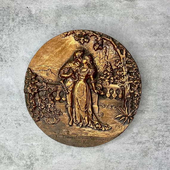 Der Trompeter von Sackingen: Der erste Kuss bronz fali dísz