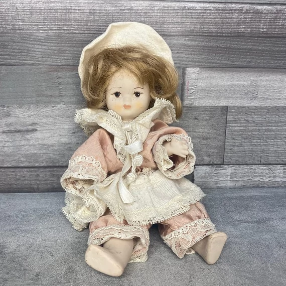 Púder ruhás porcelánbaba
