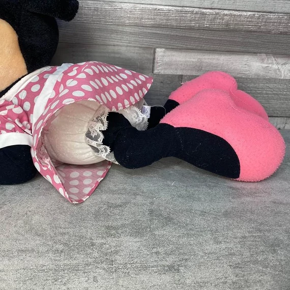 Vintage Minnie Mouse fekvő plüss egér figura