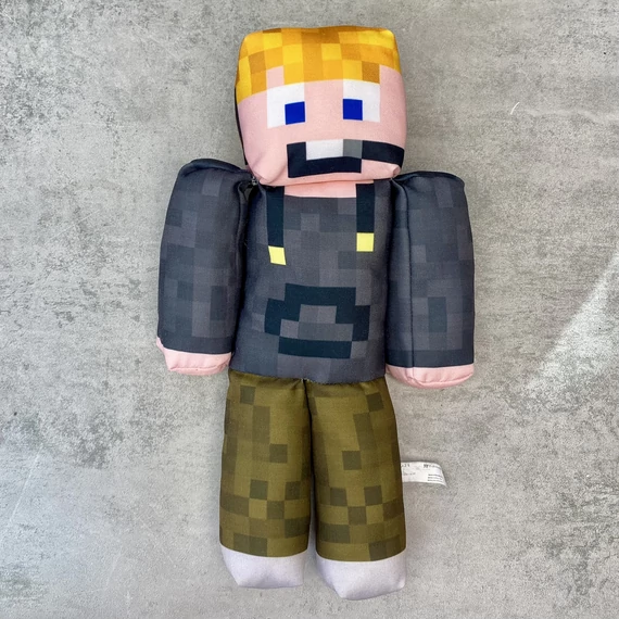 Dedikált ZsDav Minecraft ügynök plüss figura