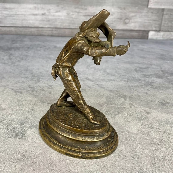 Bronz kalóz szobor