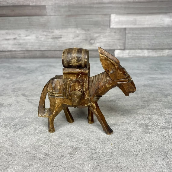 Kézműves faragott vízhordó szamár figura