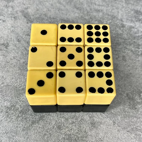 Retro bűvös dominó játék