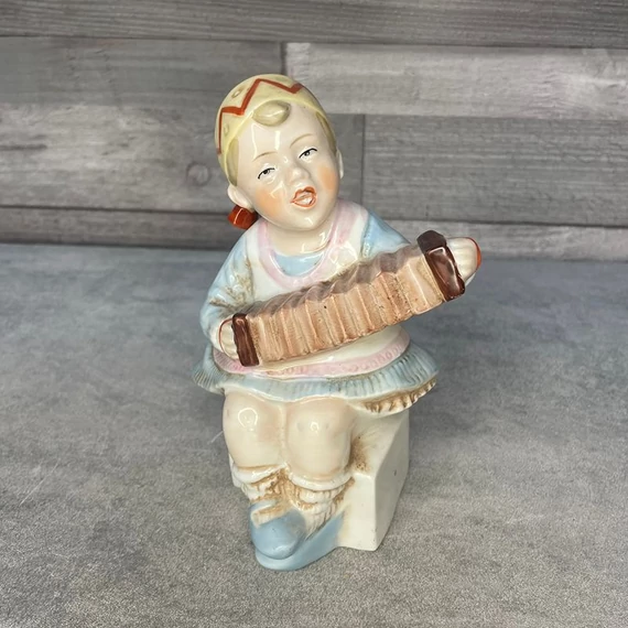 Német harmonikázó kislány porcelán figura