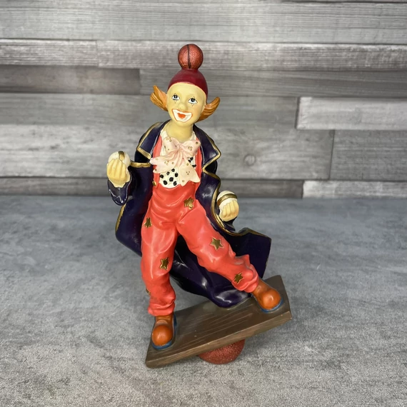 Egyensúlyozó bohóc figura