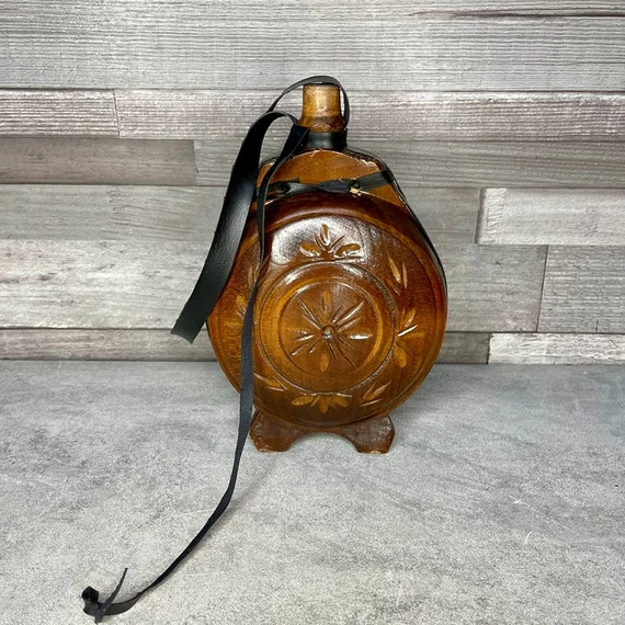 Régi faragott, lakkozott fa kulacs bőr szíjjal