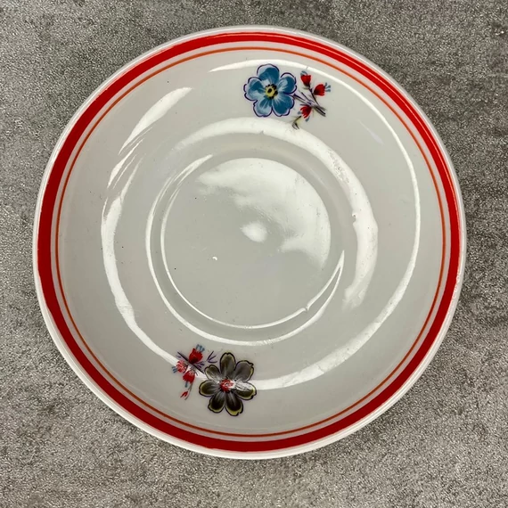 Hollóháza Hungary, Hollóházi virágmintás piros szélű porcelán csésze alátét, kistányér