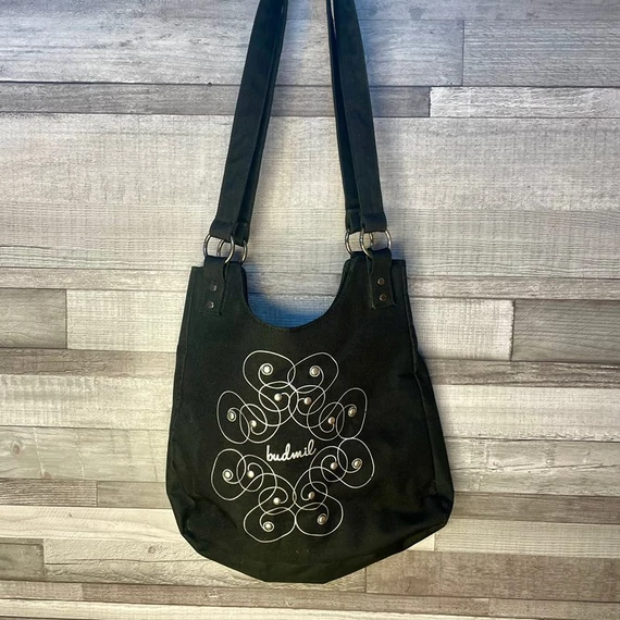 Budmil fekete szegecses válltáska