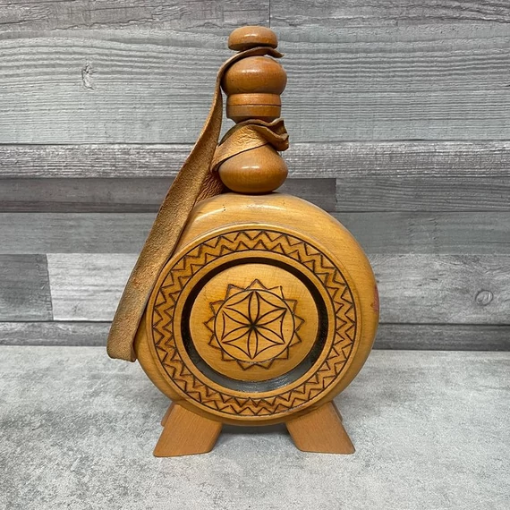 Bratislava retro faragott fa kulacs, bőr szíjjal