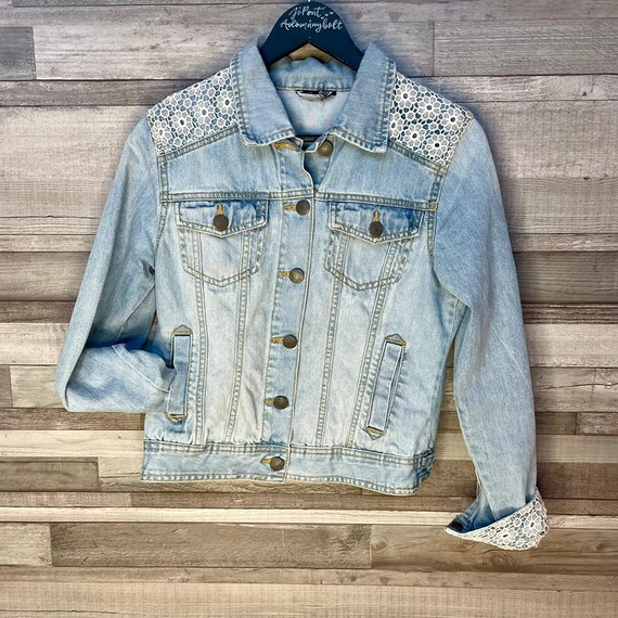 Csipkés, világos farmerdzseki S-M