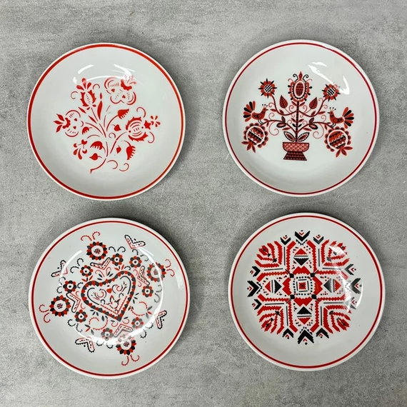 Hollóháza Hungary, Hollóházi porcelán piros-fekete mintás kisméretű fali dísztányérok
