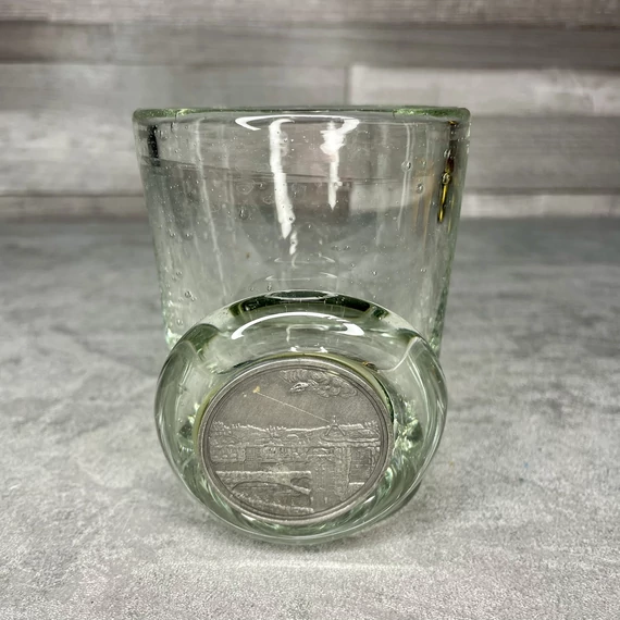 Modern ón díszítésű üvegpohár bányász emlék dísszel