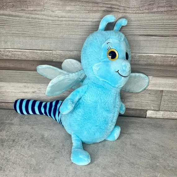 Penny a szorgos szitakötő plüss figura